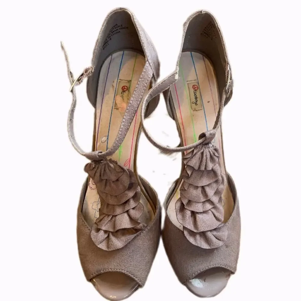 Olsenboye Women's Size 8.5M Peep Toe Ruffle High Heels Beige Ankle Chic Pumps